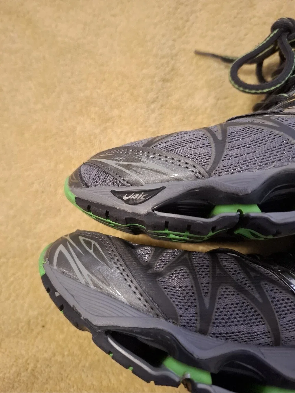 Mizuno grey neon